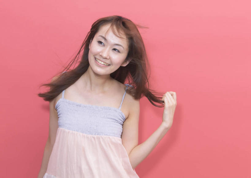 东方人,一个人,站,笑,微笑,露齿笑,横图,室内,白天,正面,裙子,亚洲,仅一个年轻女性,仅一个女性,仅一个人,红色背景,连衣裙,注视,黄种人,观察,看,站着,抬手,摄影,影棚,观看,吊带裙,察看,关注,年轻女性,女人,女性,亚洲人,长发,站立,半身,彩图,影棚拍摄,拍摄