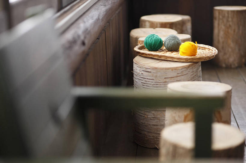 无人,横图,俯视,室内,白天,地板,静物,椅子,阴影,朦胧,模糊,卷曲,编织,缠绕,反射,扁担,影子,木椅,墙,织物,地面,线团,木地板,墙壁,墙面,纺织,三个,黄色,绿色,灰色,毛线,农具,竹木用具,彩图,高角度拍摄