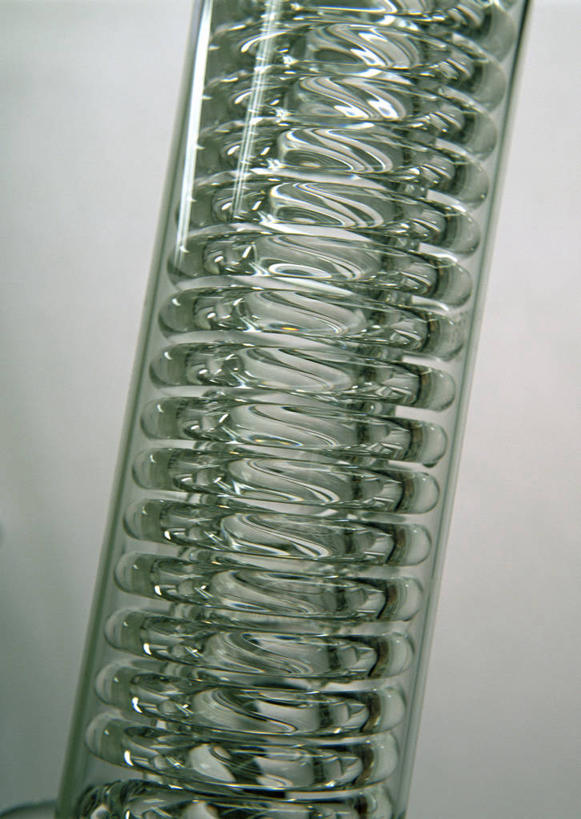 无人,竖图,室内,特写,白天,白色背景,正面,实验,仪器,静物,阴影,研究,透明,反射,分析,化学,测试,试管,影子,玻璃制品,器皿,摄影,影棚,计量,玻璃仪器,试验耗材,实验用品,彩图,影棚拍摄,拍摄,异形管,弯管,石英螺旋管,石英管弯曲,石英管,石英玻璃管,蛇形管