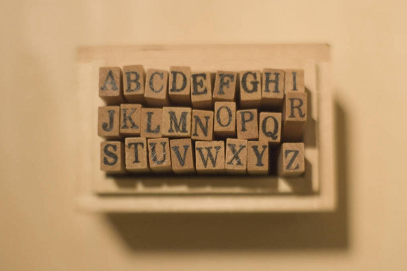 无人,横图,俯视,室内,特写,白天,静物,餐具,一排,许多,阴影,整齐,并列,并排,反射,英文,标志,碟子,盘,文字,影子,字符,字母,办公用品,标识,文具,排列,盘子,碟,英文字母,印章,办公设备,文具用品,队列,平行,签署,文化工具,鉴定,彩图,高角度拍摄