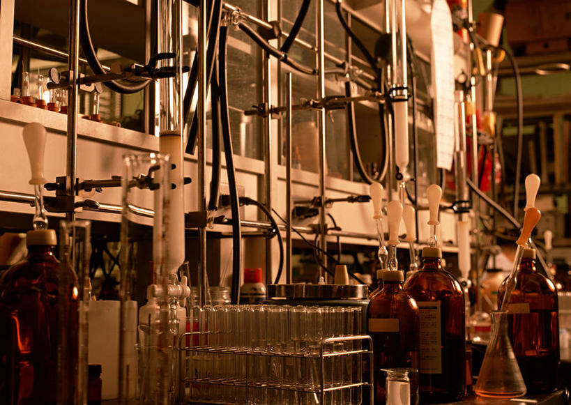 无人,横图,室内,特写,白天,正面,实验,仪器,桌面,桌子,静物,杯子,一排,许多,阴影,朦胧,模糊,研究,整齐,并列,并排,透明,反射,分析,化学,测试,木制,滴管,量筒,试管,试管架,影子,实验室,研究室,很多,玻璃制品,排列,玻璃瓶,木制品,瓶子,器皿,队列,平行,计量,试验室,玻璃仪器,试验耗材,实验用品,吸液管,移液管,玻璃杯,彩图