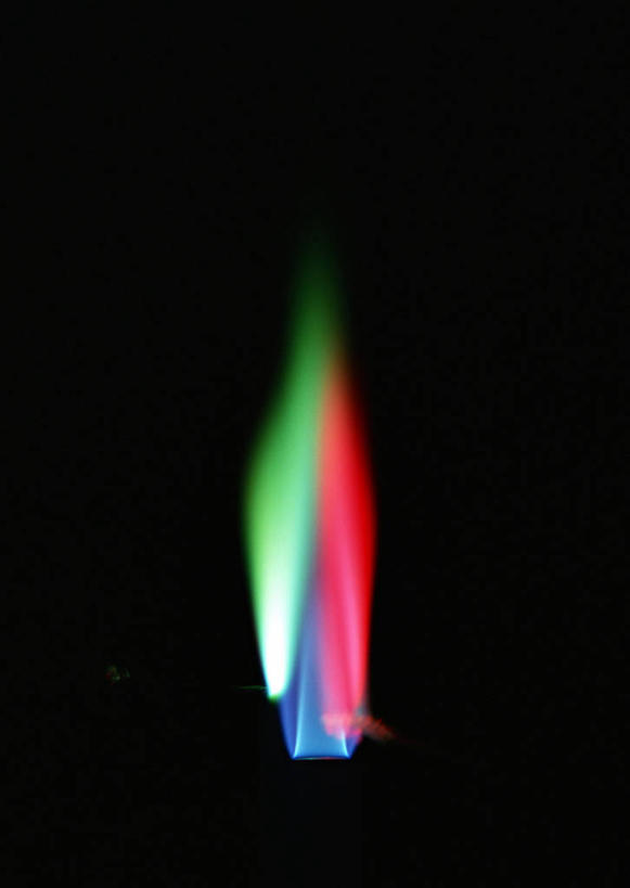 无人,竖图,室内,特写,白天,正面,热情,实验,研发,静物,火,黑色背景,研究,科学,化学,金属,火焰,燃烧,红色,绿色,晶体,摄影,影棚,科研,化验,检验,彩图,影棚拍摄,拍摄,碱土金属,锶