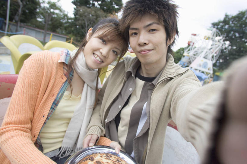 东方人,两个人,家庭,夫妻,游乐园,坐,笑,微笑,露齿笑,横图,室外,白天,正面,爱情,植物,游乐场,亚洲,服装,朦胧,模糊,装饰,浪漫,注视,休闲装,黄种人,树,树木,衣服,绿色,自然,围巾,观察,看,靠,靠着,倚靠,休闲,温暖,温馨,一家人,休闲服,恩爱,恋人,服饰,游乐设施,转转杯,生长,成长,围脖,观看,保暖,华丽,点缀,和睦,察看,倚着,御寒,关注,衬托,美观,雅致,雅观,乐园,欢乐咖啡杯,旋转咖啡杯,游艺设施,男人,男性,年轻男性,年轻女性,女人,女性,亚洲人,年轻人,夫妇,情侣,坐着,半身,彩图,伴侣,融洽