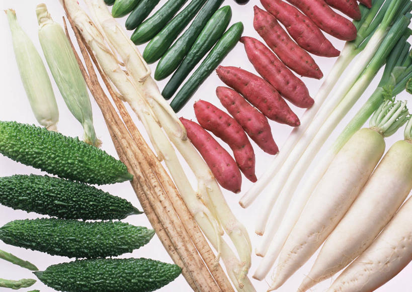 无人,横图,俯视,室内,特写,白天,白色背景,玉米,植物,桌面,桌子,当归,红薯,萝卜,白萝卜,黄瓜,蔬菜,一排,许多,阴影,新鲜,整齐,并列,并排,反射,木制,棒子,影子,苦瓜,葱,大葱,茭白,青葱,玉蜀黍,食品,根,草药,药草,很多,中药,食物,排列,木制品,凉瓜,摄影,有机食品,绿色食品,影棚,苞米,队列,苞芦,药材,中草药,平行,苞谷,中药材,本草,茭瓜,包谷,大蜀黍,番麦,薏米包,玉高粱,玉麦,珍珠米,君子菜,癞瓜,癞葡萄,出隧,高笋,菰菜,菰蒋子,菰手,菰首,菰笋,茭粑,茭耳菜,茭首,茭笋,绿节,云归,西当归,秦归,岷当归,山芋,青瓜,莱菔,胡瓜,甘薯,番薯,地瓜,彩图,高角度拍摄,影棚拍摄,拍摄
