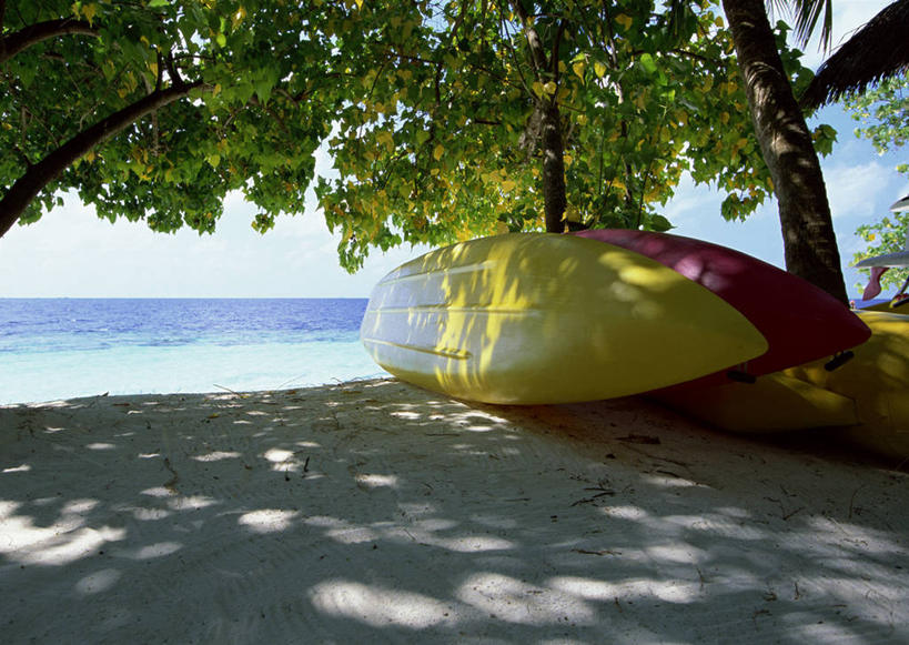 皮划艇,无人,横图,室外,白天,正面,旅游,度假,海浪,海洋,美景,植物,船,棕榈树,叶子,马尔代夫,亚洲,阴影,光线,影子,景观,浪花,水平线,云,云朵,辽阔,绿叶,海平线,两艘,云彩,娱乐,树,树木,蓝色,绿色,白云,蓝天,天空,阳光,自然,海水,交通工具,天,享受,休闲,广阔,嫩叶,景色,放松,生长,晴朗,成长,一望无际,自然风光,载具,南亚,海景,棕榈叶,马尔代夫共和国,无边无际,一马平川,叶,叶片,大海,风浪,海,海水的波动,近岸浪,涌浪,晴空,彩图,索尼娃姬莉酒店,水天相接,水天一线