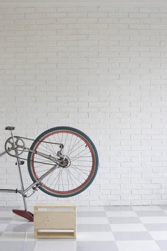 无人,竖图,室内,白天,正面,自行车,静物,一辆,木制,木盒,墙,墙壁,墙面,车,脚踏车,一个,白色,黑色,轮胎,木制品,容器,交通工具,橡胶,单个,储藏,修理,储存,载具,橡胶制品,车胎,补缀,修缮,彩图,外胎,贮存