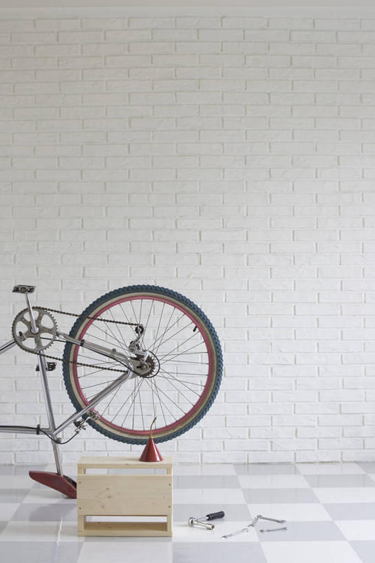 无人,竖图,室内,白天,正面,自行车,静物,一辆,木制,木盒,墙,墙壁,墙面,车,脚踏车,一个,白色,黑色,轮胎,木制品,容器,交通工具,橡胶,单个,储藏,修理,储存,载具,橡胶制品,车胎,补缀,修缮,彩图,外胎,贮存