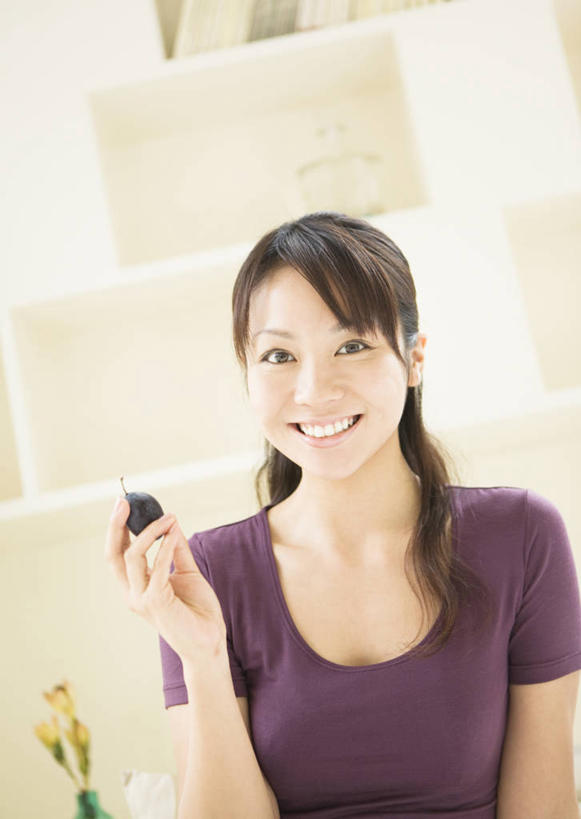 东方人,一个人,站,笑,微笑,露齿笑,竖图,室内,白天,正面,水果,亚洲,仅一个年轻女性,仅一个女性,仅一个人,握,服装,新鲜,生食,食品,果实,拿,置物架,拿着,注视,休闲装,黄种人,架子,食物,衣服,紫色,观察,看,站着,休闲,休闲服,握着,服饰,有机食品,绿色食品,观看,察看,关注,陈列架,西梅,搁架,加州梅,年轻女性,女人,女性,亚洲人,站立,半身,彩图