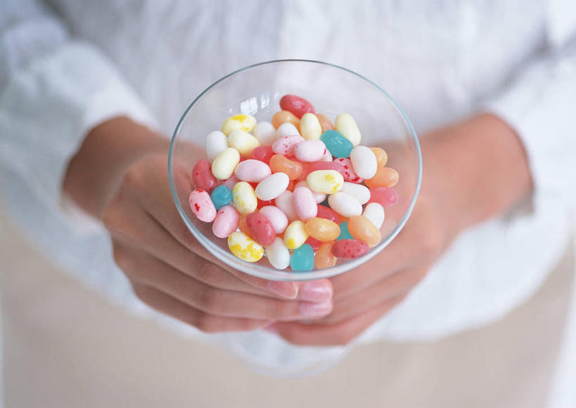 东方人,手,一个人,站,横图,俯视,彩色,室内,特写,白天,餐具,玻璃,亚洲,双手,仅一个年轻女性,仅一个女性,仅一个人,一堆,许多,握,堆叠,堆积,服装,朦胧,模糊,碟子,盘,食品,糖,糖果,甜点,甜品,软糖,很多,拿,拿着,休闲装,黄种人,橡皮糖,玻璃制品,食物,一个,衣服,白色,盘子,碟,甜食,站着,休闲,手部,休闲服,握着,服饰,单个,堆,年轻女性,女人,女性,亚洲人,站立,半身,彩图,高角度拍摄