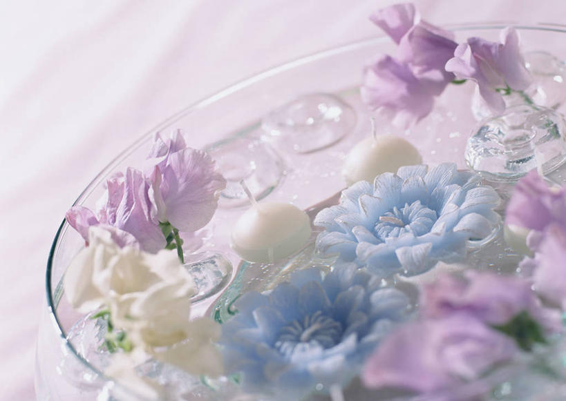 无人,横图,俯视,室内,特写,白天,婚礼,快乐,水,植物,桌面,桌子,玻璃,阴影,庆祝,盛开,反射,木制,布料,液体,影子,水滴,豆类,豆子,豌豆,香豌豆,结婚,花蕾,布纹,荷兰豆,玻璃制品,桌布,花,花瓣,花朵,鲜花,一个,蓝色,紫色,白色,餐巾,木制品,容器,台布,碗,花苞,花蕊,喜庆,单个,纪念,储藏,豌豆花,储存,雪豆,豆科,寒豆,毕豆,麻累,国豆,小寒豆,麦豌豆,腐香豌豆,花豌豆,甜豌豆,彩图,高角度拍摄,高兴,贮存