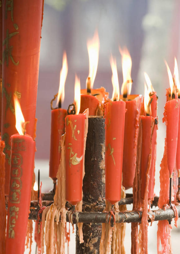 无人,寺庙,竖图,室内,白天,正面,旅游,度假,名胜古迹,标志建筑,地标,建筑,蜡烛,中国,亚洲,一排,阴影,节日,朦胧,模糊,遗迹,整齐,并列,并排,光线,火焰,影子,烛光,燃烧,古迹,文化,文物,娱乐,建设,古建筑,江苏,苏州,排列,红色,庙宇,点燃,祈祷,享受,休闲,健康,旅游胜地,放松,许愿,宗教,佛教,信仰,纪念,祈求,队列,平行,古文明,东亚,江苏省,苏州市,中华人民共和国,华东地区,苏,道观,释教,平安,彩图,庙,寺