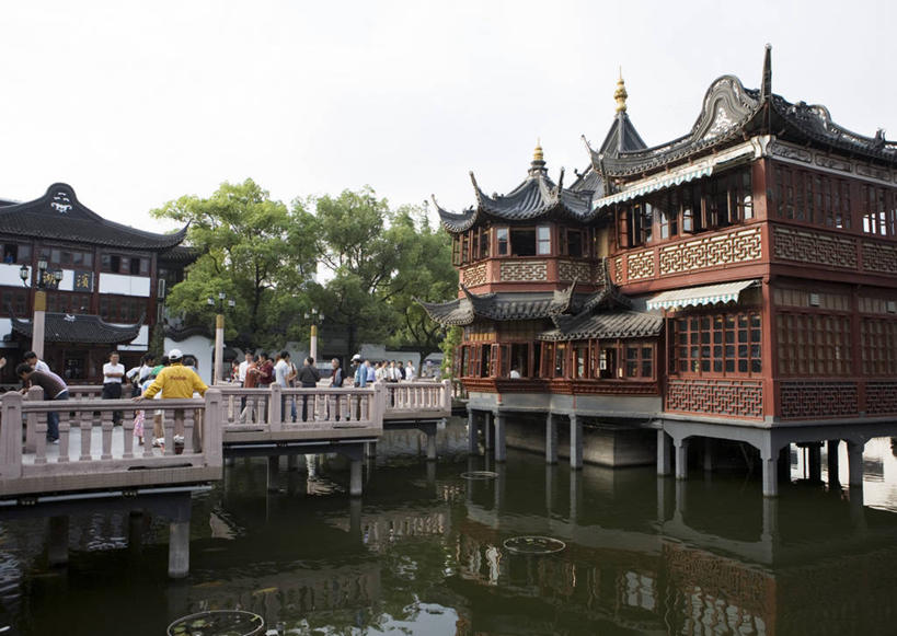 东方人,家,站,走,横图,室外,白天,正面,旅游,度假,湖,湖泊,石头,名胜古迹,水,植物,标志建筑,地标,建筑,上海,中国,亚洲,行人,游客,游人,服装,遗迹,石子,瓦片,房屋,屋顶,屋子,湖面,水流,水面,桥,许多人,顶棚,瓦,休闲装,黄种人,古迹,文物,娱乐,建设,古建筑,石桥,楼房,路人,旅客,拱桥,住宅,栈桥,树,树木,湖心亭,衣服,绿色,天空,自然,九曲桥,豫园,湖水,天,站着,一群人,享受,休闲,休闲服,旅游胜地,放松,建造,服饰,拱形,生长,成长,人行桥,石拱桥,申,黄浦区,古文明,东亚,屋瓦,上海市,中华人民共和国,沪,华东地区,过客,上海九曲桥,男人,男性,年轻男性,年轻女性,女人,女性,亚洲人,石块,步行,散步,站立,走路,彩图,全身,房子,豫园湖心亭茶楼