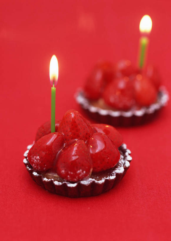 点心,无人,竖图,俯视,室内,特写,白天,桌面,桌子,草莓,浆果,餐具,蜡烛,水果,阴影,红色背景,新鲜,反射,光线,木制,碟子,火焰,盘,影子,烛光,生食,食品,面点,果实,燃烧,草莓馅饼,馅饼,食物,糕点,两个,盘子,木制品,碟,果酱,点燃,草莓酱,摄影,有机食品,绿色食品,影棚,果子酱,洋莓,水果皇后,红莓,地莓,彩图,高角度拍摄,影棚拍摄,拍摄