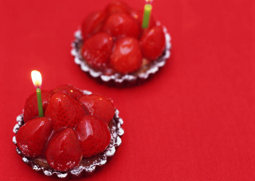 点心,无人,横图,俯视,室内,特写,白天,桌面,桌子,草莓,浆果,餐具,蜡烛,水果,阴影,红色背景,新鲜,反射,光线,木制,碟子,火焰,盘,影子,烛光,生食,食品,面点,果实,燃烧,草莓馅饼,馅饼,食物,糕点,两个,盘子,木制品,碟,果酱,点燃,草莓酱,摄影,有机食品,绿色食品,影棚,果子酱,洋莓,水果皇后,红莓,地莓,彩图,高角度拍摄,影棚拍摄,拍摄