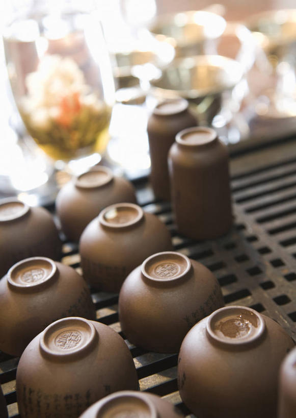 无人,竖图,俯视,室内,特写,白天,幸福,茶,桌面,桌子,杯子,一排,许多,阴影,朦胧,模糊,整齐,并列,并排,反射,木制,影子,茶叶,很多,娱乐,茶楼,排列,木制品,水杯,茶馆,享受,休闲,温馨,放松,乐趣,茶室,提神,舒适,队列,醒脑,平行,茶房,茶肆,茶杯,彩图,高角度拍摄