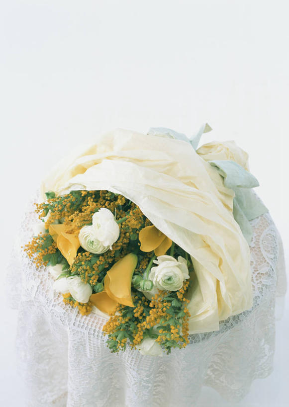 无人,竖图,俯视,室内,特写,白天,白色背景,婚礼,快乐,纯洁,桌面,桌子,马蹄莲,庆祝,装饰,盛开,木制,包装,包装纸,布料,捧花,手捧花,纸,海芋,纸张,结婚,花蕾,布纹,桌布,花,花瓣,花朵,鲜花,虔诚,餐巾,木制品,台布,花束,花苞,花蕊,一束,喜庆,摄影,影棚,纪念,希望,优雅,华丽,修饰,点缀,包装材料,牛皮纸,高贵,纯净,马蹄兰,博爱,永恒,尊贵,高洁,慈菇花,衬托,美观,雅致,雅观,野芋,金合欢,鸭皂树,稍纵即逝,金合欢树,婚礼捧花,圣洁,观音莲,水芋,水芋马,山芋,彩图,高角度拍摄,影棚拍摄,高兴,拍摄,大虫芋,大根芋,姑婆芋,天芋