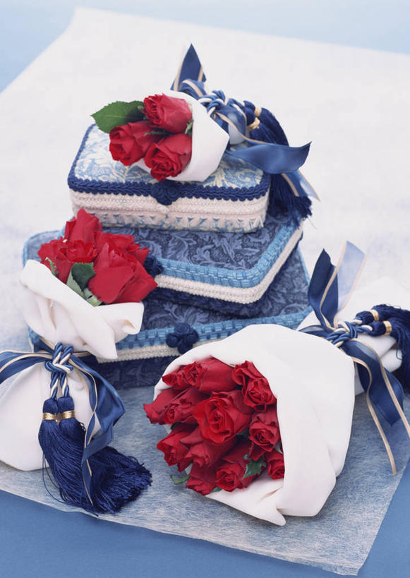 无人,竖图,俯视,室内,特写,白天,爱情,婚礼,快乐,幸福,纯洁,热情,桌面,桌子,玫瑰,金属制品,阴影,蓝色背景,庆祝,装饰,盛开,反射,金属,木制,包装,包装纸,捧花,手捧花,丝绸,丝带,影子,纸,玫瑰花,缎带,收纳盒,纸张,结婚,浪漫,花蕾,绸带,盒子,花,花瓣,花朵,鲜花,红色,木制品,容器,花束,花苞,花蕊,一束,温暖,温馨,喜庆,恩爱,摄影,红玫瑰,影棚,纪念,储藏,华丽,修饰,点缀,和睦,包装材料,牛皮纸,储存,感动,衬托,美观,雅致,雅观,尊敬,婚礼捧花,天真,刺玫花,徘徊花,彩图,高角度拍摄,影棚拍摄,高兴,拍摄,古董盒,融洽,贮存