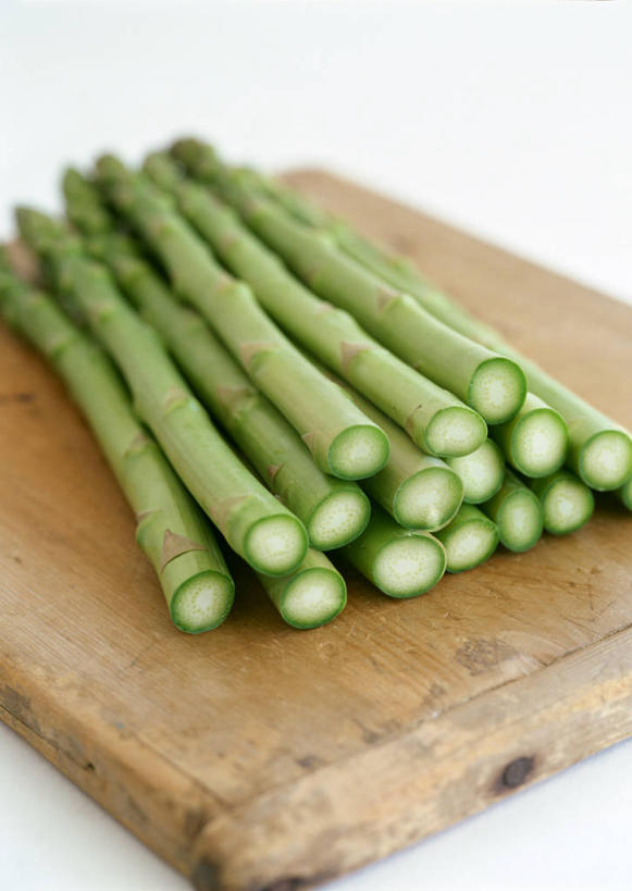 无人,竖图,俯视,室内,特写,白天,白色背景,芦笋,蔬菜,一堆,许多,堆叠,堆积,新鲜,绿芦笋,食品,案板,砧板,食物,摄影,有机食品,绿色食品,影棚,堆,猪尾巴,药鸡豆子,石刁柏,蚂蚁杆,龙须菜,狼尾巴根,彩图,高角度拍摄,影棚拍摄,拍摄