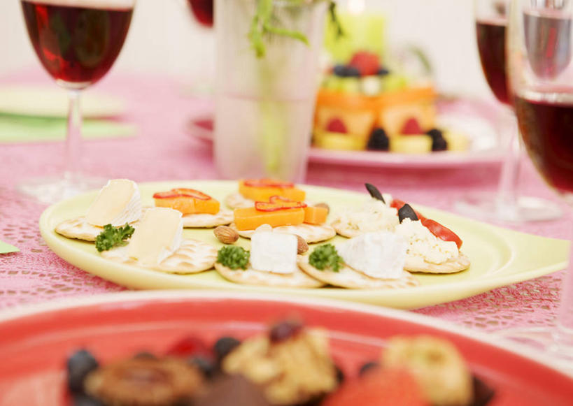 奶酪,红酒,葡萄酒,无人,横图,室内,特写,白天,正面,餐桌,桌子,草莓,浆果,猕猴桃,杯子,餐具,花瓶,水果,阴影,朦胧,模糊,新鲜,反射,碟子,高脚杯,盘,影子,陶瓷,生食,干酪,起司,食品,果实,陶瓷制品,红酒杯,酒类,芝士,营养,玻璃制品,酒,食物,饮料,盘子,酒杯,瓶子,碟,红葡萄酒,乳酪,有机食品,绿色食品,餐台,乳制品,葡萄酒杯,山梅花,发酵,太平花,玻璃杯,洋莓,水果皇后,奇异果,猕猴梨,红莓,地莓,彩图