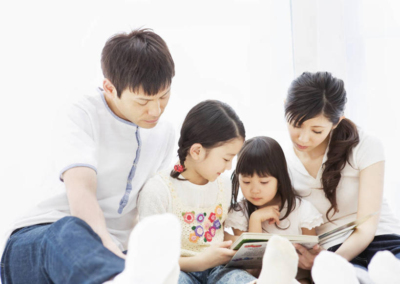 东方人,儿童,四个人,家庭,夫妻,母亲,父亲,女儿,坐,笑,微笑,露齿笑,横图,室内,白天,正面,爱情,纯洁,卧室,书籍,亚洲,一排,握,阴影,服装,整齐,反射,影子,地面,浪漫,拿,拿着,注视,休闲装,黄种人,排列,小孩,衣服,画册,观察,看,休闲,温暖,温馨,父女,母女,一家人,休闲服,恩爱,父爱,可爱,母爱,童年,童趣,握着,恋人,服饰,观看,和睦,察看,队列,关注,童真,烂漫,无邪,天真,男人,男性,年轻男性,年轻女性,女孩,女人,女性,亚洲人,孩子,年轻人,夫妇,情侣,书,图书,坐着,半身,彩图,睡房,卧房,伴侣,融洽,女生