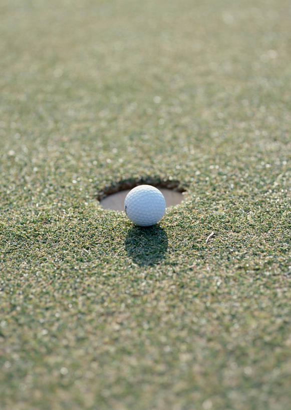 无人,竖图,俯视,室外,特写,白天,草地,草坪,植物,阴影,朦胧,模糊,光线,高尔夫,高尔夫球,球洞,影子,球场,高尔夫球场,草,绿色,阳光,高尔夫球洞,绿茵场,高尔夫运动,高尔夫球具,高尔夫球运动,彩图,高角度拍摄