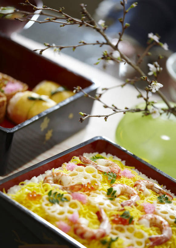 寿司,无人,竖图,俯视,室内,特写,白天,烹饪,筷子,章鱼,萝卜,胡萝卜,黄瓜,蔬菜,土豆,餐具,新鲜,木盒,生菜,莴苣,肉,虾,日本料理,料理,食品,文化,传统,饼,藕,菜肴,美食,肉类,盒子,食物,碗,藕片,日式料理,日式,佳肴,有机食品,绿色食品,礼节,虾肉,石吸,死牛,望潮,坐蛸,礼仪,肉食,春菜,鹅仔菜,莴仔菜,千金菜,叶用莴苣,进餐用具,烹调用具,石居,八爪鱼,芋艿,洋芋,山药蛋,青瓜,马铃薯,胡瓜,红萝卜,甘荀,彩图,高角度拍摄