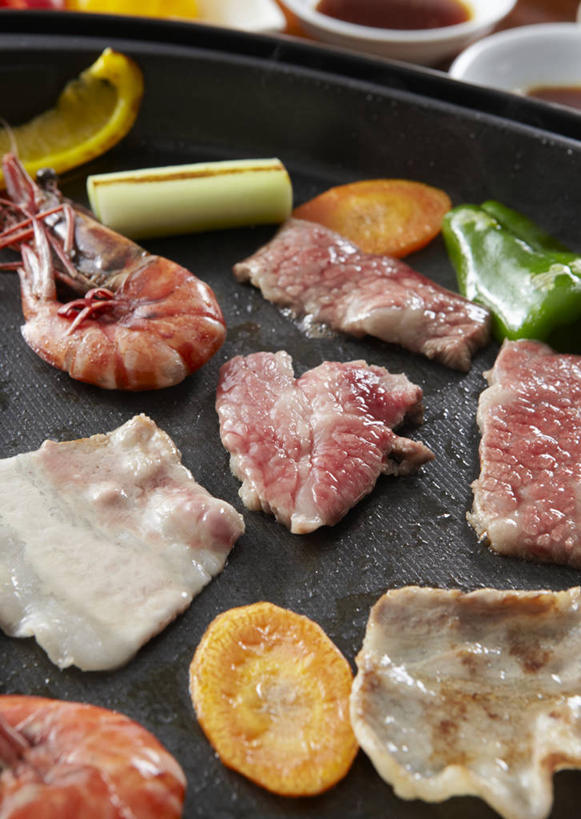 无人,竖图,俯视,室内,特写,白天,烹饪,烧烤,萝卜,胡萝卜,辣椒,南瓜,蔬菜,许多,切开,新鲜,金瓜,花菜,花椰菜,生菜,莴苣,西兰花,肉,虾,日本料理,料理,食品,烤架,烤肉,铁板,菜肴,美食,肉类,番瓜,食物,日式料理,切,日式,铁架,佳肴,有机食品,绿色食品,虾肉,麦瓜,倭瓜,剖面,肉食,切面,辣角,红海椒,大椒,辣虎,广椒,春菜,鹅仔菜,莴仔菜,千金菜,叶用莴苣,辣子,红萝卜,红辣椒,海椒,甘荀,番椒,彩图,高角度拍摄