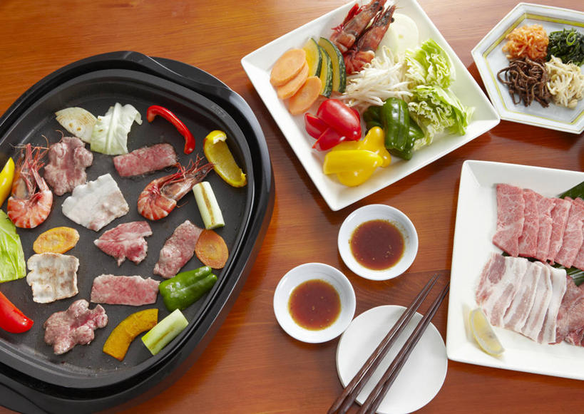 无人,横图,俯视,室内,特写,白天,烹饪,烧烤,筷子,萝卜,胡萝卜,辣椒,蔬菜,餐具,许多,切开,新鲜,碟子,盘,花菜,花椰菜,生菜,莴苣,西兰花,醋,调料,肉,虾,日本料理,料理,食品,烤架,烤肉,调味品,调味料,文化,传统,铁板,菜肴,美食,肉类,食物,盘子,碟,日式料理,切,日式,铁架,佳肴,有机食品,绿色食品,礼节,虾肉,礼仪,剖面,肉食,切面,辣角,红海椒,大椒,辣虎,广椒,春菜,鹅仔菜,莴仔菜,千金菜,叶用莴苣,进餐用具,辣子,红萝卜,红辣椒,海椒,甘荀,番椒,彩图,高角度拍摄