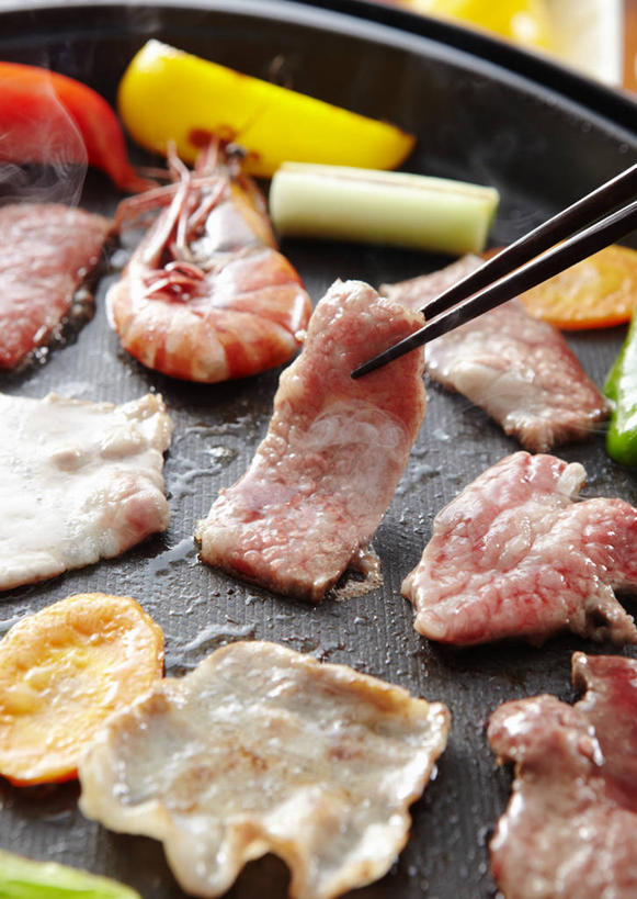 无人,竖图,俯视,室内,特写,白天,烹饪,烧烤,筷子,萝卜,胡萝卜,蔬菜,餐具,许多,切开,新鲜,花菜,花椰菜,西兰花,肉,虾,日本料理,料理,食品,烤架,烤肉,夹,文化,传统,铁板,菜肴,美食,肉类,食物,日式料理,切,日式,铁架,佳肴,有机食品,绿色食品,礼节,虾肉,夹着,礼仪,剖面,肉食,切面,进餐用具,红萝卜,甘荀,彩图,高角度拍摄