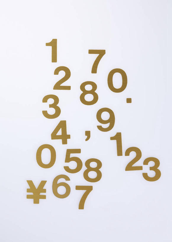 无人,竖图,俯视,室内,特写,白天,白色背景,静物,许多,阴影,反射,标志,钱币,数字,文字,影子,字符,标识,金色,金融,摄影,阿拉伯数字,影棚,经济,日元,富贵,流通,贸易,忠诚,富丽,名誉,荣华,货币,彩图,高角度拍摄,影棚拍摄,拍摄,日本银行券,日圆,日元符号