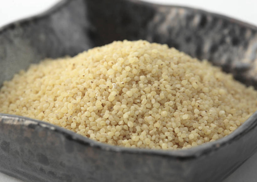 无人,横图,俯视,室内,特写,白天,白色背景,一堆,许多,阴影,堆叠,堆积,朦胧,模糊,反射,影子,陶瓷,谷物,陶瓷制品,一个,黄色,黑色,容器,碗,粟米,摄影,影棚,单个,储藏,堆,储存,小米,谷子,粟,粢米,彩图,高角度拍摄,影棚拍摄,拍摄,贮存