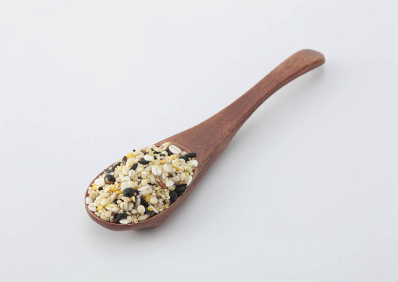 无人,横图,俯视,室内,特写,白天,白色背景,一把,一堆,许多,阴影,堆叠,堆积,反射,木制,影子,勺子,谷类,谷物,米,大米,木制品,调羹,汤匙,粟米,摄影,影棚,堆,小米,黑米,谷子,粟,粢米,彩图,高角度拍摄,影棚拍摄,拍摄