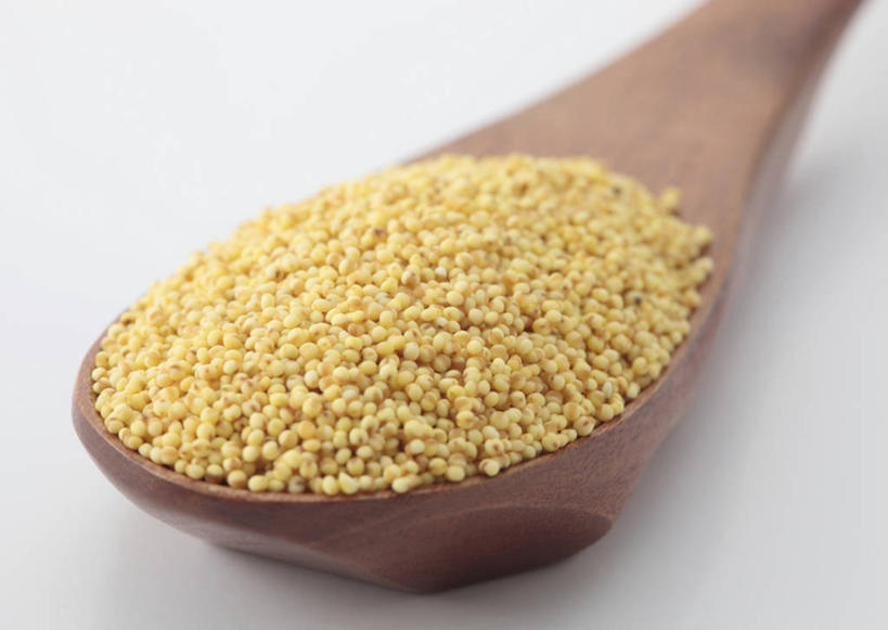 无人,横图,俯视,室内,特写,白天,白色背景,一把,一堆,许多,阴影,堆叠,堆积,反射,木制,影子,勺子,谷物,黄色,木制品,调羹,汤匙,粟米,摄影,影棚,堆,小米,谷子,粟,粢米,彩图,高角度拍摄,影棚拍摄,拍摄