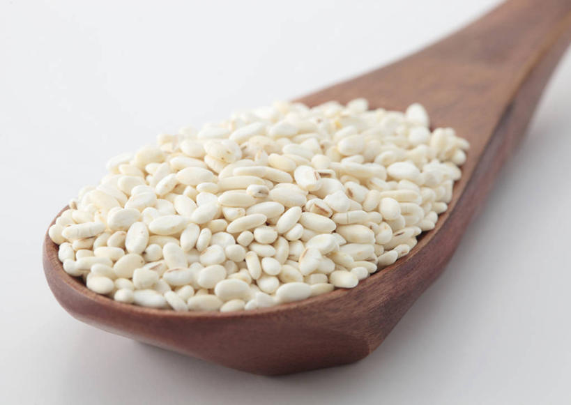 无人,横图,俯视,室内,特写,白天,白色背景,一把,一堆,许多,阴影,堆叠,堆积,反射,木制,影子,勺子,谷类,谷物,米,大米,木制品,调羹,汤匙,粟米,摄影,影棚,堆,小米,黑米,谷子,粟,粢米,彩图,高角度拍摄,影棚拍摄,拍摄