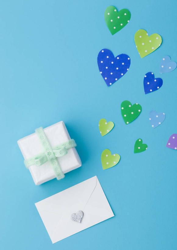 无人,竖图,俯视,室内,特写,白天,爱情,静物,礼盒,礼物,阴影,蓝色背景,爱心,艺术,反射,影子,纸盒,纸艺,手工艺品,贺卡,浪漫,祝福,文化,盒子,包装盒,卡片,纸制品,礼品盒,工艺品,剪纸,温暖,温馨,心形,恩爱,摄影,礼品,影棚,和睦,高雅,礼仪,祝愿,自信心,品位,剪画,刻纸,心型,彩图,高角度拍摄,影棚拍摄,拍摄,融洽