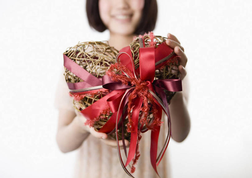 东方人,一个人,站,捧,笑,微笑,露齿笑,横图,室内,白天,白色背景,正面,爱情,礼盒,礼物,亚洲,仅一个年轻女性,仅一个女性,仅一个人,服装,爱心,朦胧,模糊,丝绸,丝带,纸盒,缎带,浪漫,休闲装,黄种人,绸带,盒子,衣服,红色,包装盒,礼品盒,站着,休闲,温暖,温馨,心形,休闲服,恩爱,摄影,服饰,礼品,影棚,赠送,和睦,年轻女性,女人,女性,亚洲人,心型,端,端着,捧着,手捧,站立,半身,彩图,影棚拍摄,拍摄,融洽