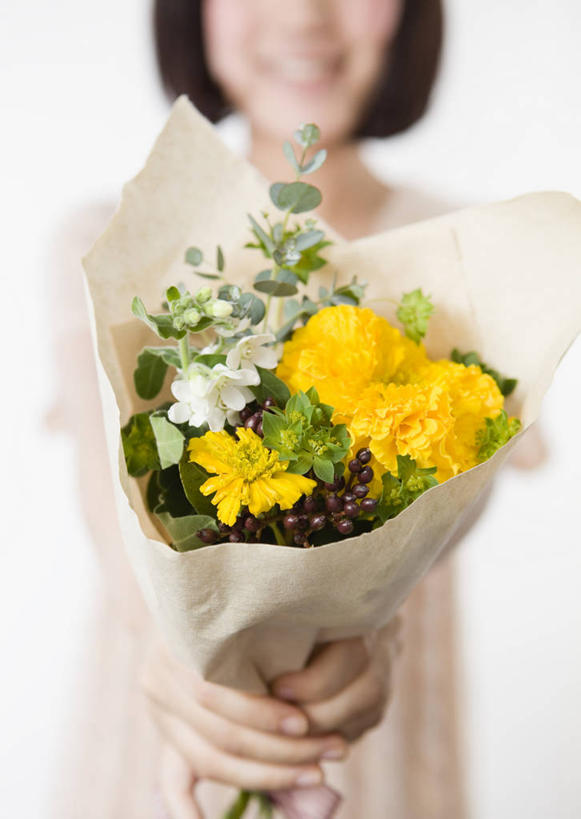 东方人,一个人,站,捧,笑,微笑,露齿笑,竖图,室内,白天,正面,亚洲,仅一个年轻女性,仅一个女性,仅一个人,许多,服装,朦胧,模糊,盛开,包装,花蕾,休闲装,黄种人,花,花瓣,花朵,鲜花,衣服,黄色,白色,花束,花苞,花蕊,站着,一束,休闲,休闲服,服饰,赠送,年轻女性,女人,女性,亚洲人,端,端着,捧着,手捧,站立,半身,彩图