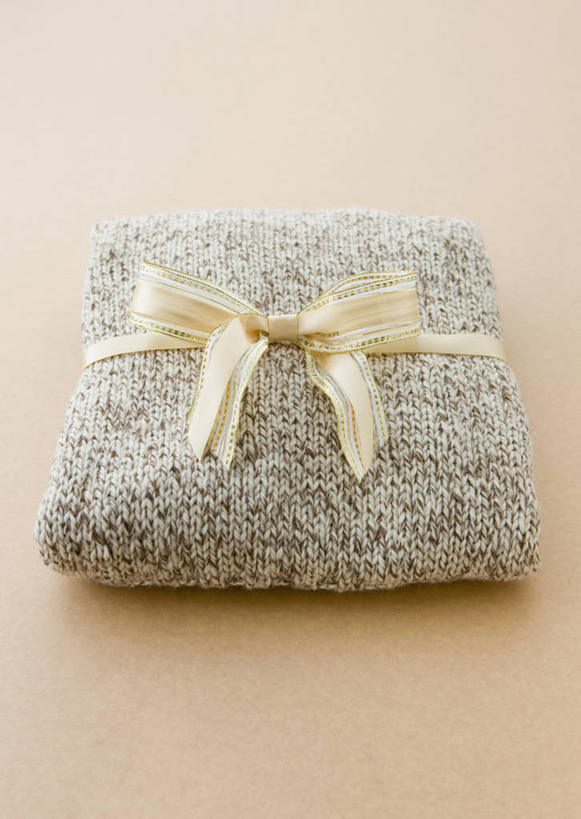 无人,竖图,俯视,室内,特写,白天,毛衣,静物,阴影,米色背景,反射,丝绸,丝带,影子,缎带,绸带,白色,灰色,蝴蝶结,一件,摄影,影棚,捆绑,线衫,绑缚,毛线衣,绒线衣,彩图,高角度拍摄,影棚拍摄,绒衣,套衫,套头毛衣,线衣,拍摄