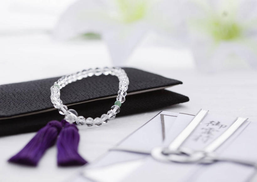 无人,横图,俯视,室内,特写,白天,白色背景,爱情,书籍,阴影,节日,朦胧,模糊,盛开,反射,影子,圣经,花蕾,文化,花,花瓣,花朵,鲜花,书本,花苞,花蕊,祈祷,健康,菊花,许愿,摄影,宗教,信仰,皮夹子,钱包,影棚,纪念,祈求,吉祥,零钱包,皮夹,经书,念珠,哀悼,高洁,长寿,怀恋,清净,真情,寿客,秋菊,葬礼,丧礼,念佛珠,数珠,诵珠,悲悼,平安,书,图书,彩图,高角度拍摄,影棚拍摄,拍摄,耶经