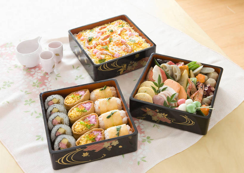 米饭,寿司,无人,横图,俯视,室内,特写,白天,烹饪,杯子,一排,许多,阴影,整齐,并列,并排,反射,影子,蛋,鸡蛋,虾,日本料理,料理,食品,食盒,紫菜,饭,菜肴,美食,盒子,食物,排列,容器,水杯,日式料理,日式,佳肴,储藏,五谷,储存,队列,醋饭,平行,斑节对虾,斑节虾,草鸡蛋,卵,日本对虾,竹节虾,四喜饭,加州卷,膜菜,索菜,坛紫菜,子菜,紫英,紫瑛,茶杯,彩图,高角度拍摄,贮存