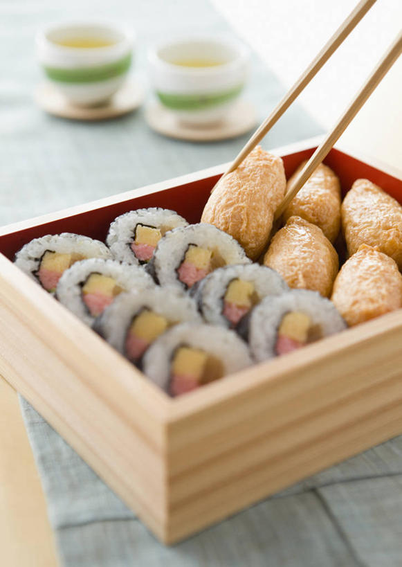 米饭,寿司,无人,竖图,俯视,室内,特写,白天,烹饪,筷子,杯子,餐具,一排,许多,阴影,整齐,并列,并排,反射,影子,日本料理,料理,食品,食盒,紫菜,饭,文化,传统,菜肴,美食,盒子,食物,排列,容器,水杯,日式料理,日式,佳肴,储藏,礼节,五谷,储存,队列,醋饭,礼仪,平行,四喜饭,加州卷,膜菜,索菜,坛紫菜,子菜,紫英,紫瑛,茶杯,进餐用具,彩图,高角度拍摄,贮存