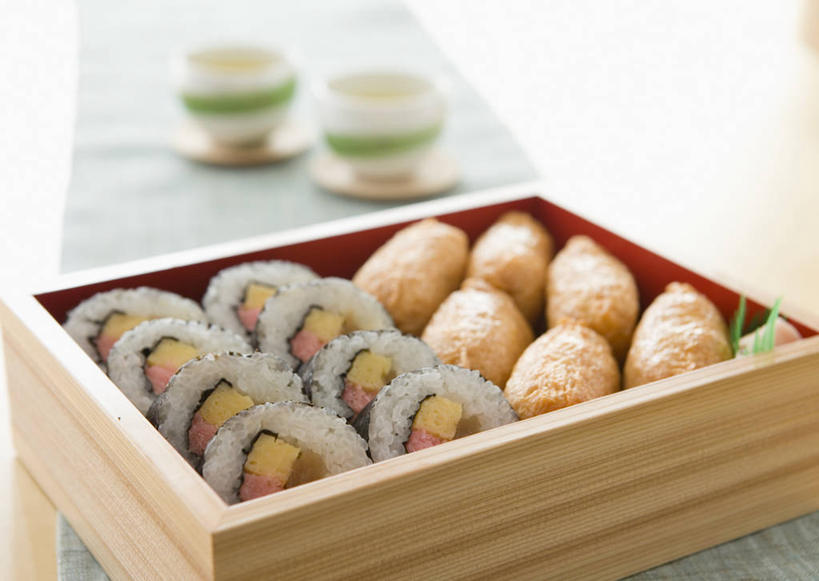 米饭,寿司,无人,横图,俯视,室内,特写,白天,烹饪,桌面,桌子,杯子,一排,许多,阴影,朦胧,模糊,整齐,并列,并排,反射,木制,影子,日本料理,料理,食品,食盒,紫菜,饭,菜肴,美食,盒子,食物,排列,木制品,容器,水杯,日式料理,日式,佳肴,储藏,五谷,储存,队列,醋饭,平行,四喜饭,加州卷,膜菜,索菜,坛紫菜,子菜,紫英,紫瑛,茶杯,彩图,高角度拍摄,贮存