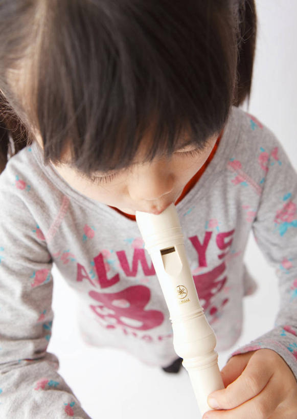 东方人,儿童,一个人,站,闭眼,竖图,俯视,室内,白天,白色背景,纯洁,亚洲,仅一个女性,仅一个人,握,服装,艺术,英文,标志,文字,字符,字母,笛子,乐器,木管乐器,竖笛,音乐,吹奏,拿,拿着,休闲装,黄种人,标识,小孩,衣服,站着,仅一个小孩,休闲,休闲服,可爱,童年,童趣,握着,摄影,服饰,影棚,英文字母,童真,烂漫,无邪,直笛,天真,女孩,女人,女性,亚洲人,孩子,闭眼睛,闭着眼,闭着眼睛,站立,半身,彩图,高角度拍摄,影棚拍摄,拍摄,女生