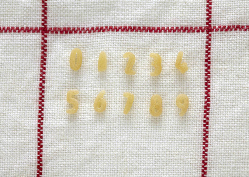 无人,横图,俯视,室内,特写,白天,植物,静物,一排,阴影,整齐,并列,并排,反射,标志,数字,文字,影子,字符,塑料,亚麻,标识,排列,黄色,塑料制品,摄影,阿拉伯数字,影棚,队列,平行,胡麻,纤维作物,油料作物,彩图,高角度拍摄,影棚拍摄,拍摄