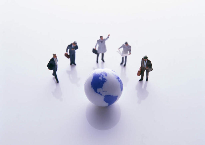 东方人,无人,商务人士,商务男性,站,举,横图,俯视,室内,白天,白色背景,衬衫,仪器,海洋,地图,雕塑,亚洲,五个人,握,套装,艺术,装饰,环绕,围绕,网格,包,地球仪,雕刻,雕像,公文包,线条,世界地图,地球,陆地,许多人,拿,全球,环抱,拿着,注视,黄种人,球,一个,经纬线,模型,工艺品,观察,看,托,站着,一群人,球体,握着,摄影,地理,国家,影棚,单个,公事包,观看,纪念,美术,大陆,察看,世界,关注,主题,商务装,纬线,版图,陈列,经线,工薪阶层,经纬仪,地理学,功能,美学,萦绕,男人,男性,年轻男性,亚洲人,白领,上班族,举起,举手,举着,向上举,向上伸,向上托,站立,彩图,高角度拍摄,全身,影棚拍摄,衬衣,拍摄,大洋,大洲