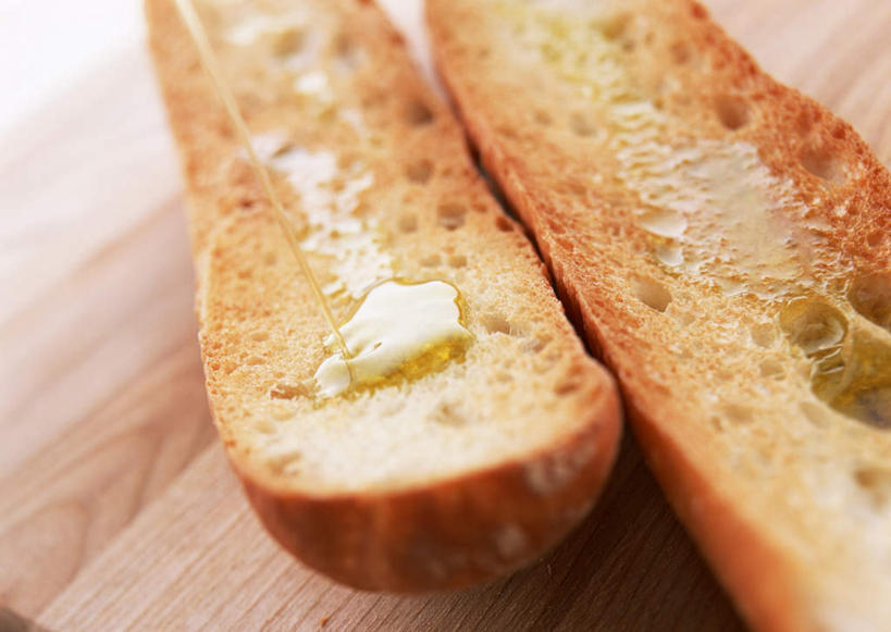 点心,面包,无人,横图,俯视,室内,特写,白天,餐桌,桌子,阴影,反射,影子,食用油,油,橄榄油,食品,面点,法国面包,食物,糕点,餐台,法棍,长棍面包,植物油,法式长棍面包,彩图,高角度拍摄