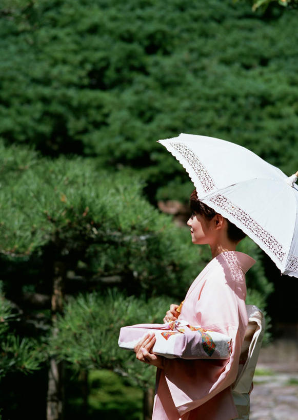 东方人,一个人,站,竖图,室外,白天,侧面,民族服装,树林,植物,亚洲,仅一个年轻女性,仅一个女性,仅一个人,握,阴影,和服,光线,伞,影子,雨伞,遮阳伞,食盒,拿,拿着,注视,黄种人,阳伞,盒子,树,树木,粉色,绿色,阳光,自然,容器,观察,看,站着,握着,服饰,生长,成长,观看,储藏,察看,太阳伞,储存,关注,吴服,唐草,唐花,唐锦,年轻女性,女人,女性,亚洲人,站立,半身,彩图,传统服装,民俗服,贮存
