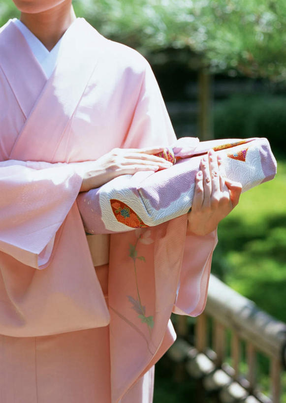 东方人,一个人,站,竖图,室外,白天,正面,民族服装,草地,草坪,植物,亚洲,仅一个年轻女性,仅一个女性,仅一个人,握,阴影,和服,朦胧,模糊,光线,影子,食盒,拿,拿着,黄种人,盒子,草,树,树木,粉色,绿色,阳光,自然,容器,站着,握着,服饰,生长,成长,储藏,储存,吴服,唐草,唐花,唐锦,年轻女性,女人,女性,亚洲人,站立,半身,彩图,传统服装,民俗服,贮存