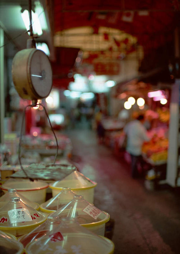 无人,商店,交叉,竖图,室外,夜晚,正面,购物,消费,竹子,照明,日本,亚洲,阴影,竹制,朦胧,模糊,编织,光线,篮子,影子,灯光,商铺,冲绳,那霸,吊灯,灯,竹篮,灯具,金融,竹条,交织,照亮,冲绳县,竹制品,照明设备,选购,贸易,东亚,琉球群岛,日本国,九州地方,血拼,县厅,市肆,商号,穿插,那霸市,彩图,店铺,第一牧志公设市场