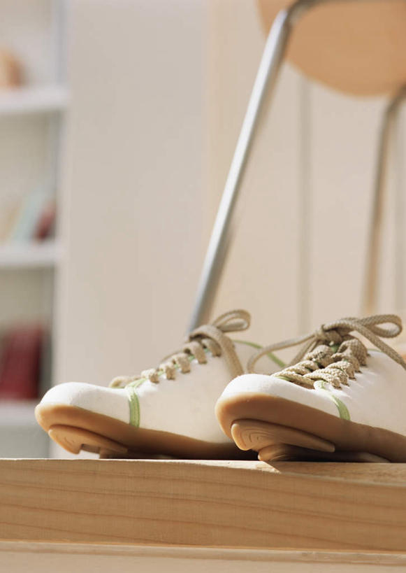 无人,竖图,室内,特写,白天,正面,静物,鞋子,一双,阴影,朦胧,模糊,反射,影子,墙,置物架,架子,墙壁,墙面,休闲鞋,板鞋,陈列架,搁架,彩图